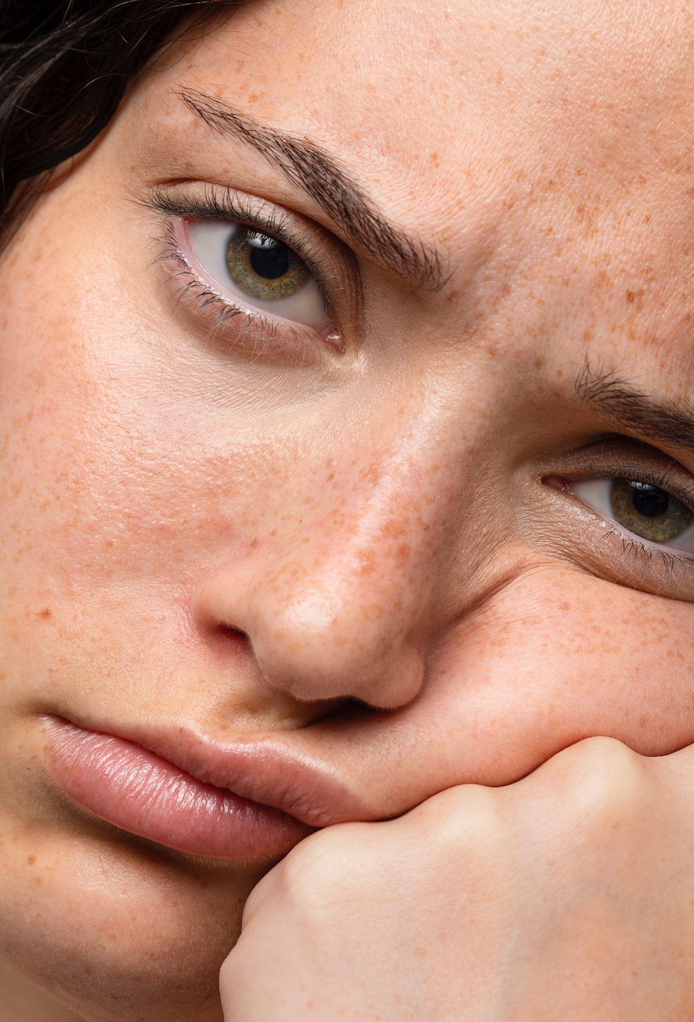 mujer ojos verdes triste mirando al frente