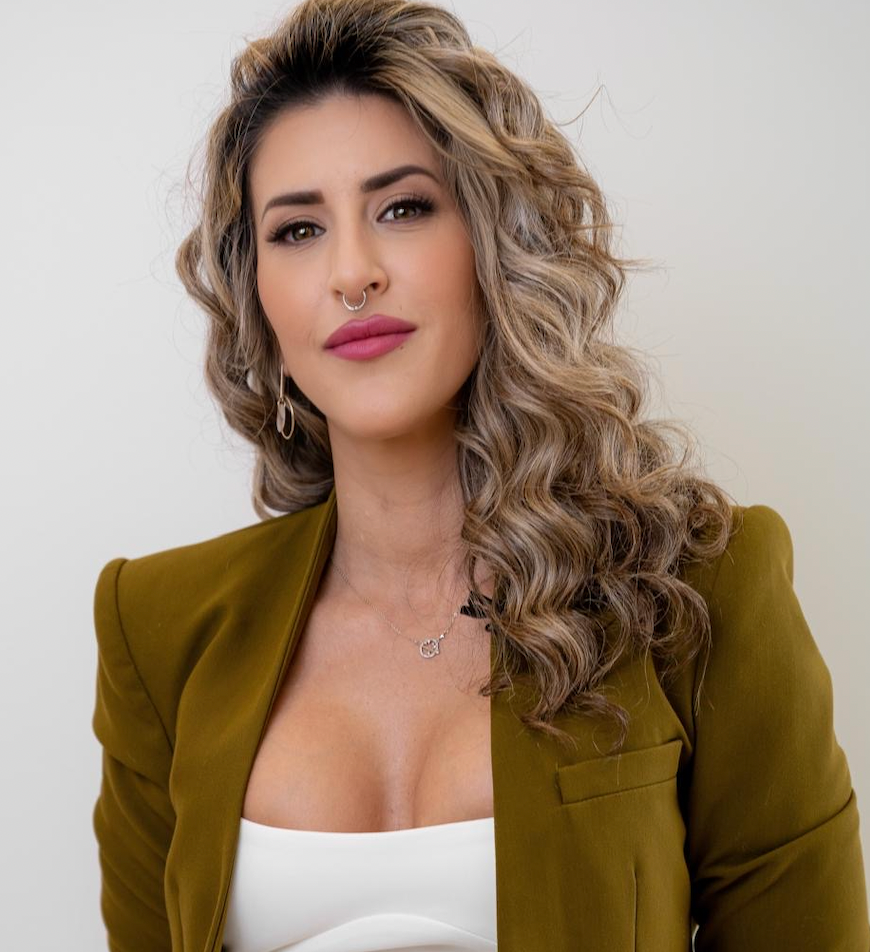 Jenifer Izquierdo es una profesional dedicada y apasionada por la micropigmentación.