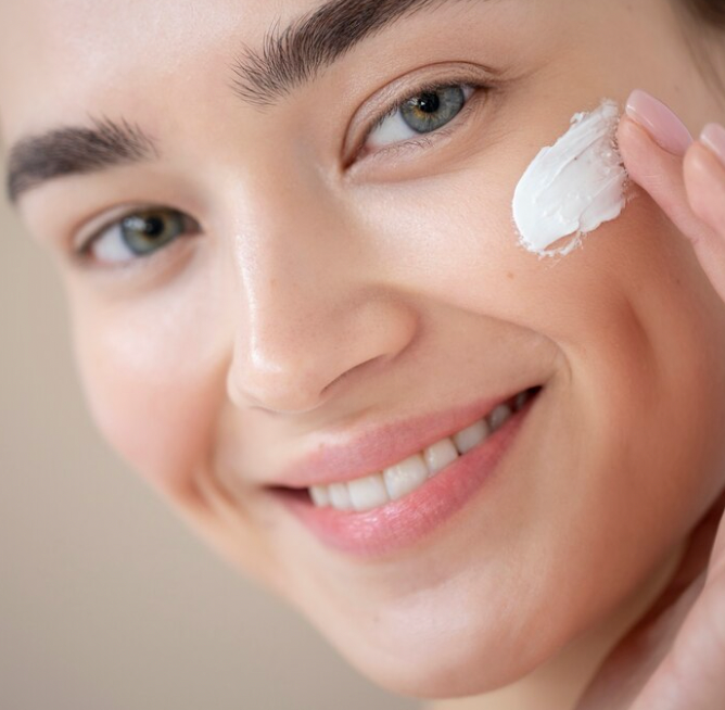 mujer guapa con crema en la cara OhMyKoko ojos verdes