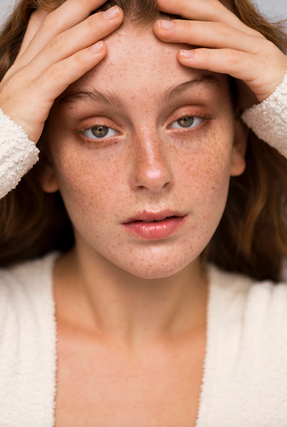 mujer con pecas