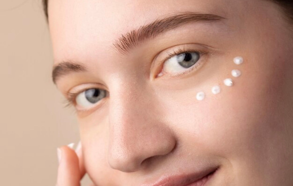 mujer con ojos azules con gotas de contorno facial debajo del ojo rutina de skin care