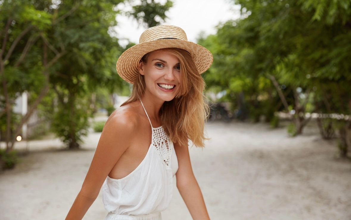 mujer rubia con sombrero de paja naturaleza