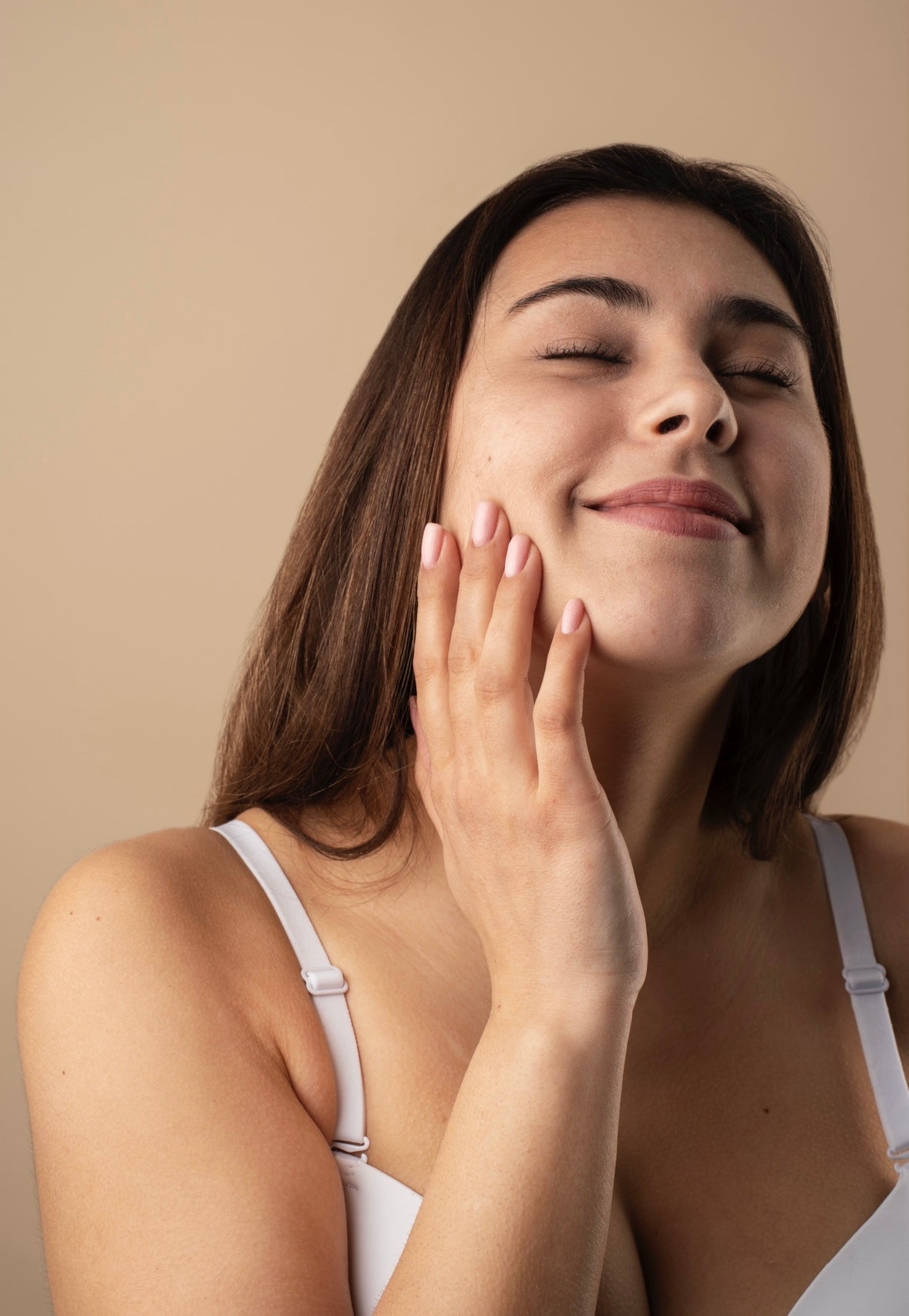 adolescente tocándose la cara