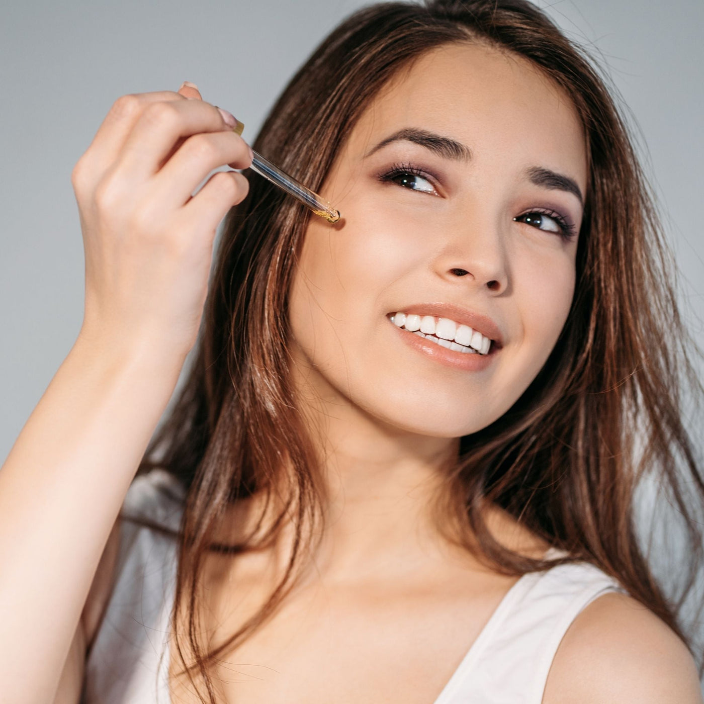 Mujer aplicando sérum facial natural, representando una rutina de cuidado según el tipo de piel, tema del artículo de OhMyKoko.