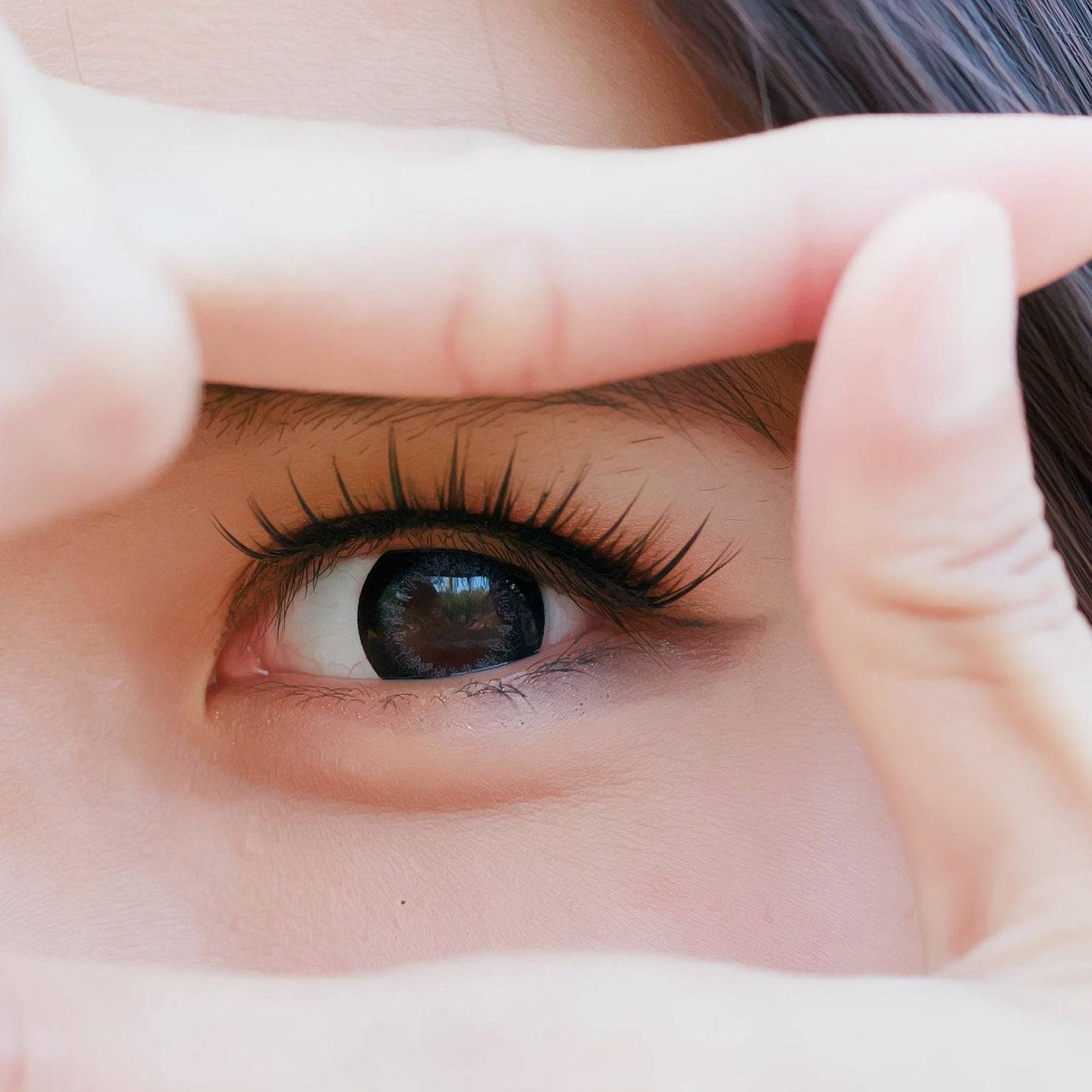Ojo femenino con signos de cansancio y ojeras, símbolo de falta de sueño y necesidad de un contorno de ojos natural para rejuvenecer la mirada.