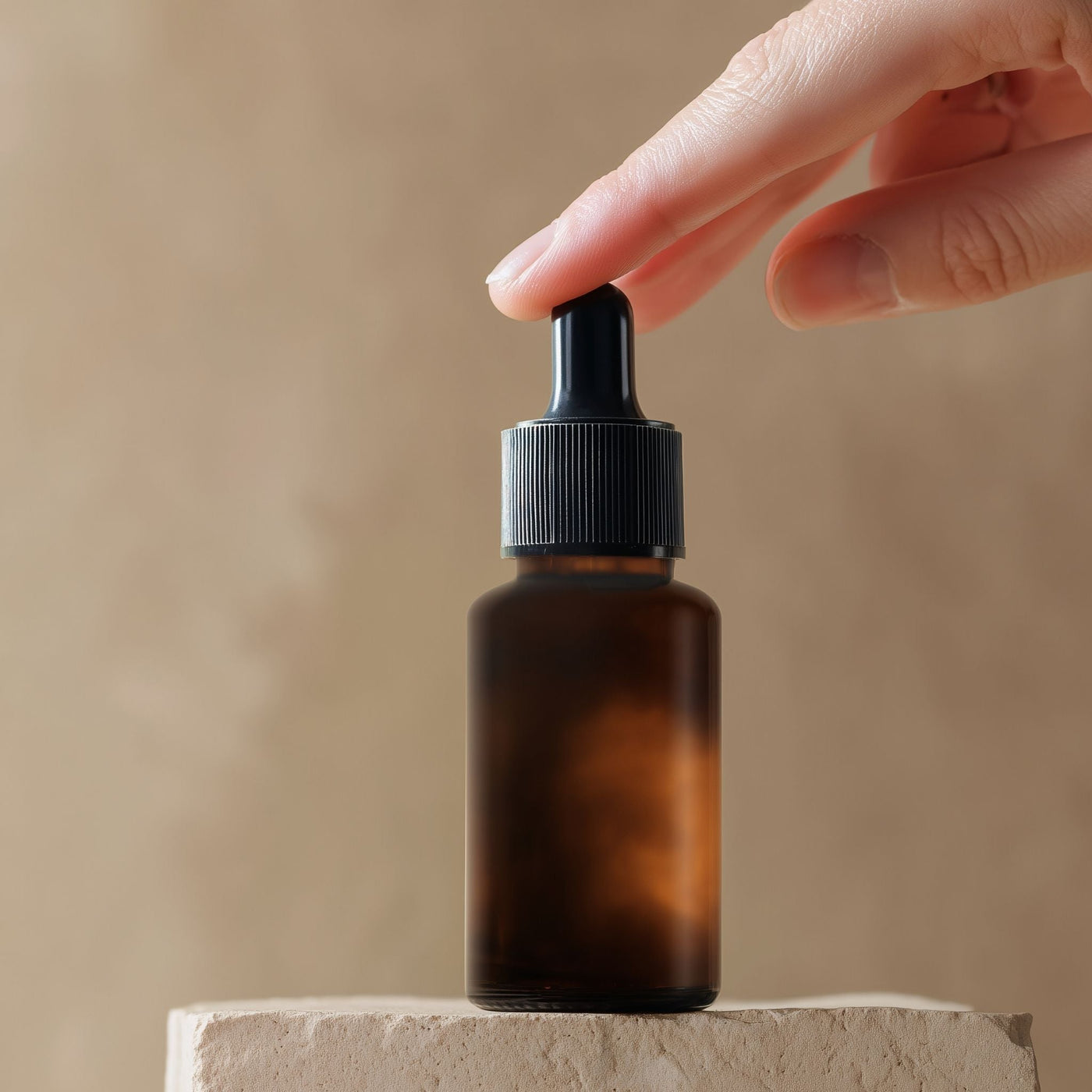 Cosmético con etiqueta verde engañosa sostenido por una mano, ejemplo de greenwashing en cosmética