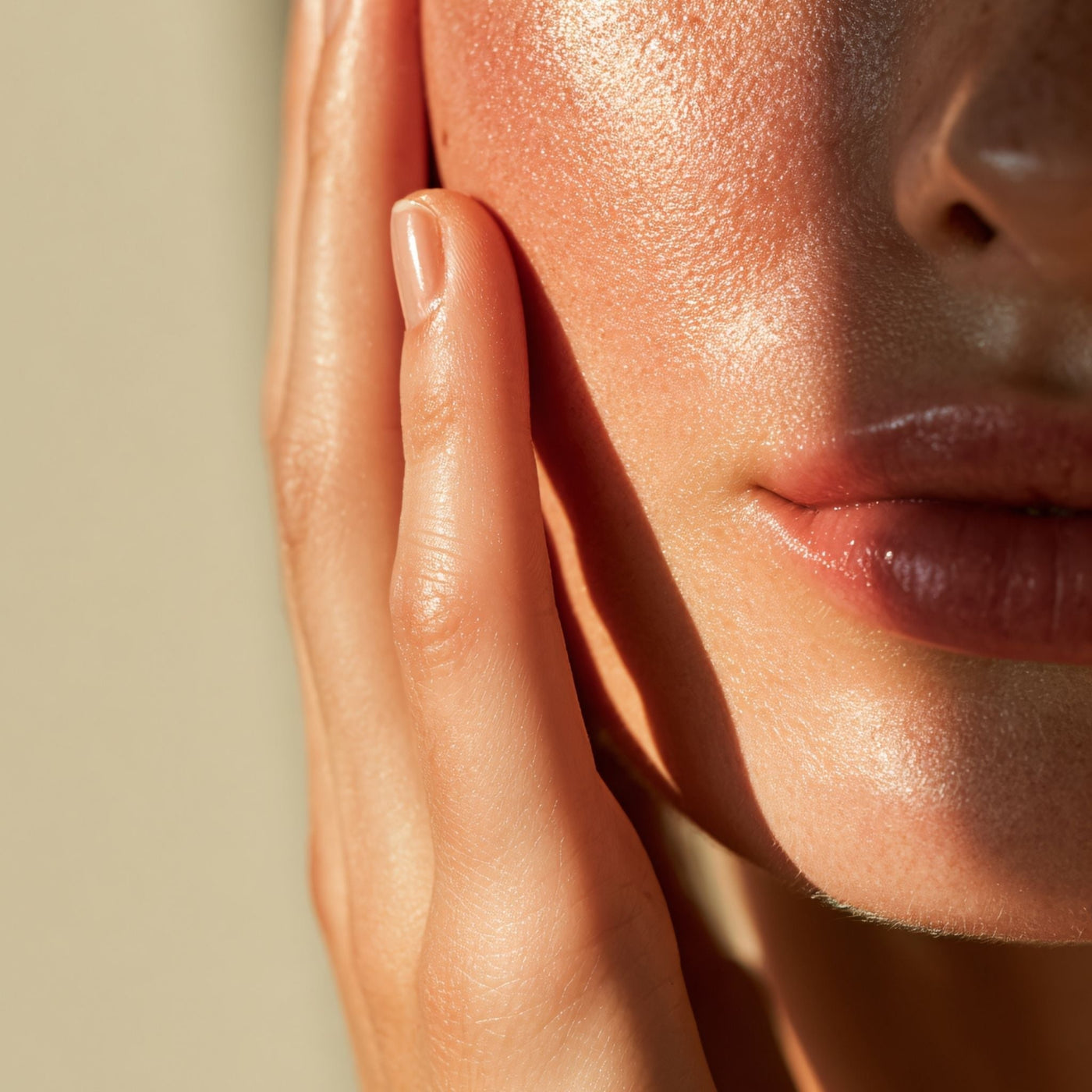Imagen representando el Efecto Ozempic: piel que pierde firmeza y luminosidad tras cambios rápidos de peso, con productos naturales de OhMyKoko para hidratar y revitalizar.