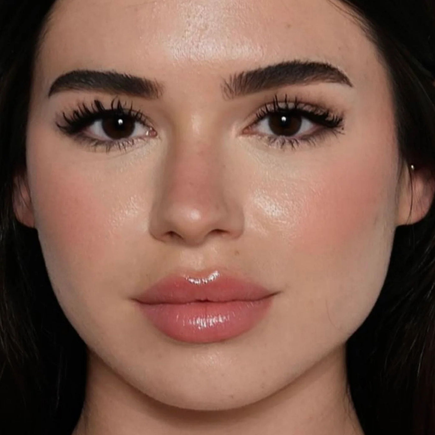 Helena Arauz mostrando labios hidratados y jugosos – cuidado labial natural y vegano