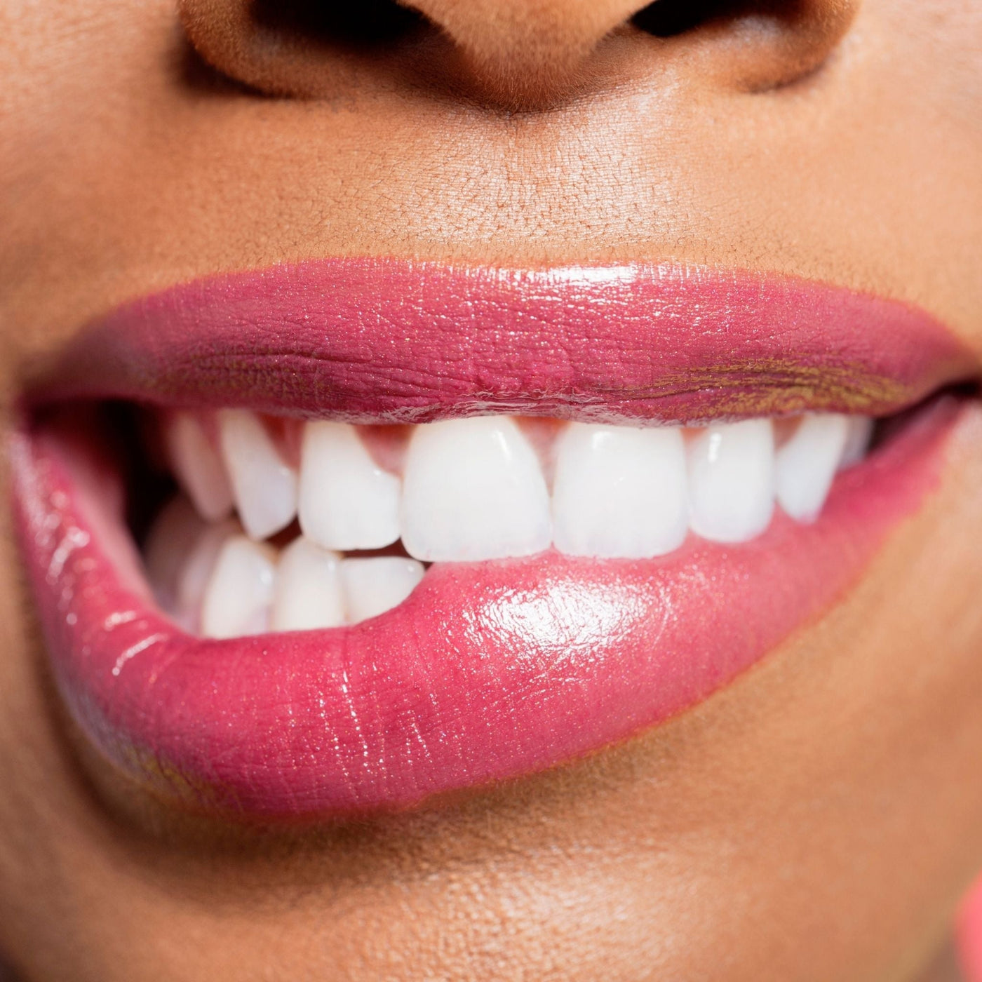 Labios con volumen natural: cómo rejuvenecerlos, hidratarlos y conseguir un efecto más bonito y definido)