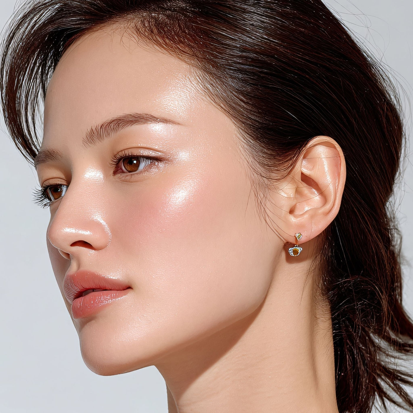 Mujer con piel luminosa y radiante cuidando su microbioma cutáneo con cosmética natural OhMyKoko