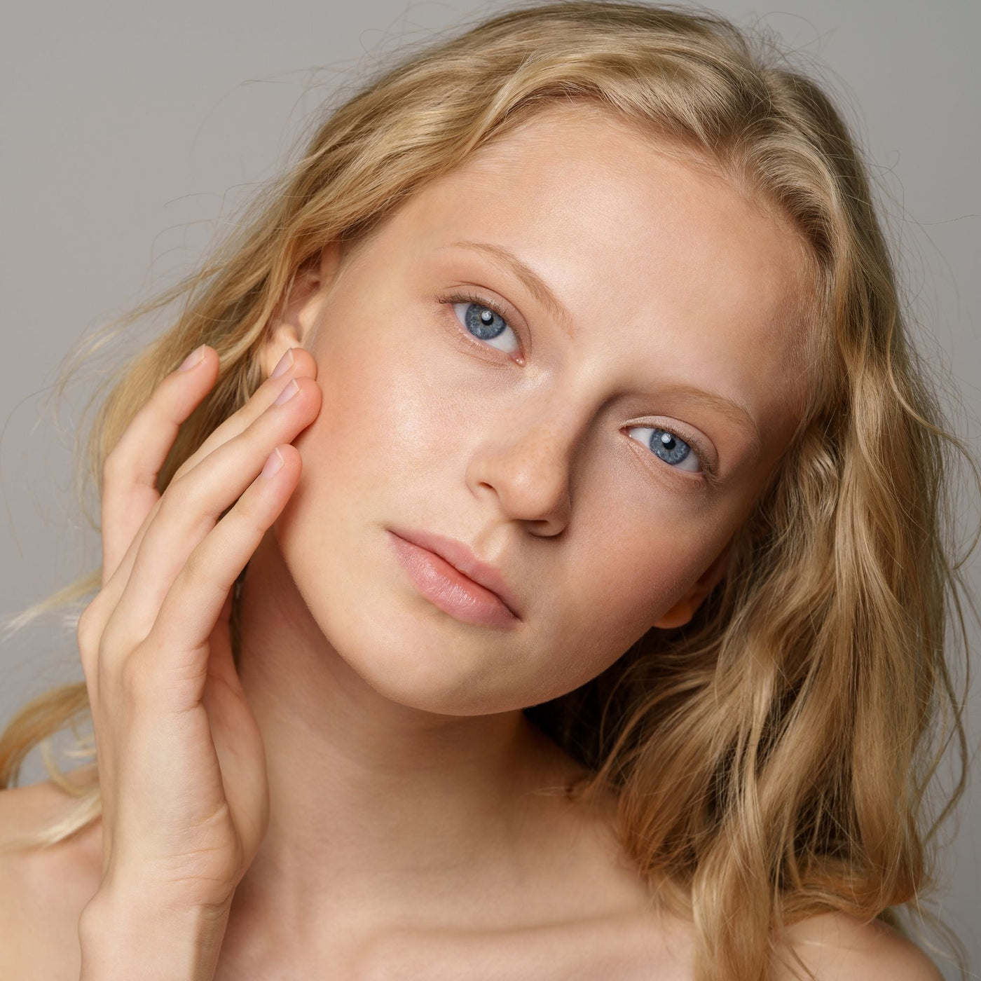 Rostro de mujer con piel limpia mostrando zona T sin puntos negros tras un cuidado facial natural con productos veganos y sin tóxicos de OhMyKoko.