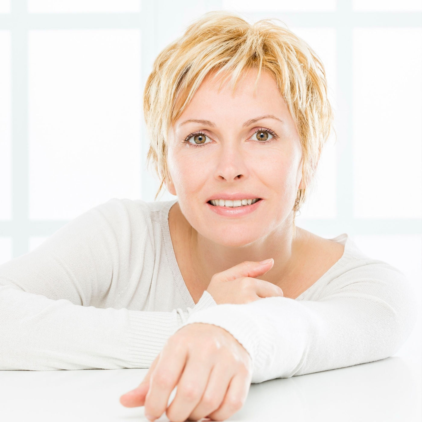 Mujer con piel madura mostrando signos de deshidratación como líneas de expresión y tirantez