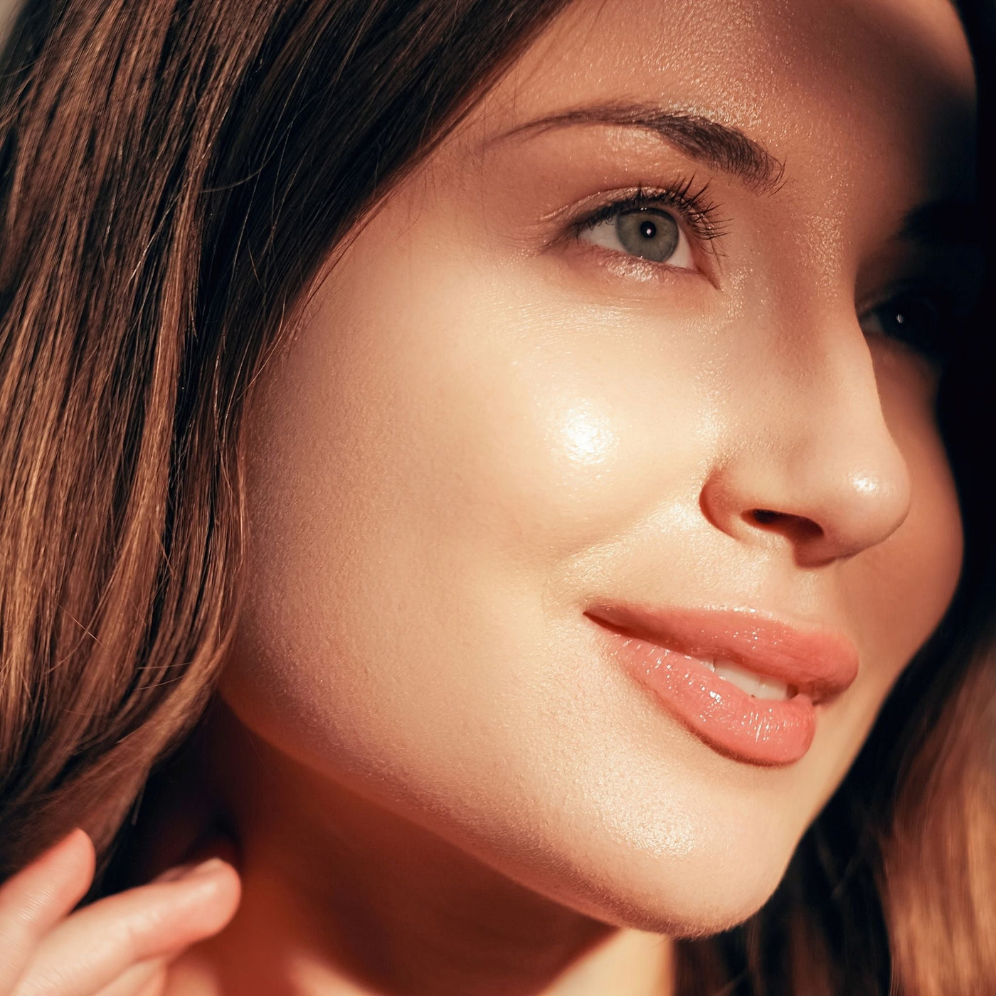 Rostro de mujer con piel seca que busca alternativas a las cremas grasas