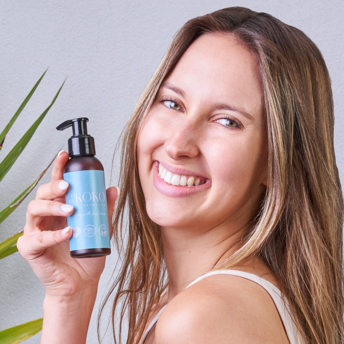 Mujer aplicando el Limpiador Renovador Exfoliante de OhMyKoko en su rutina de skincare natural paso a paso.