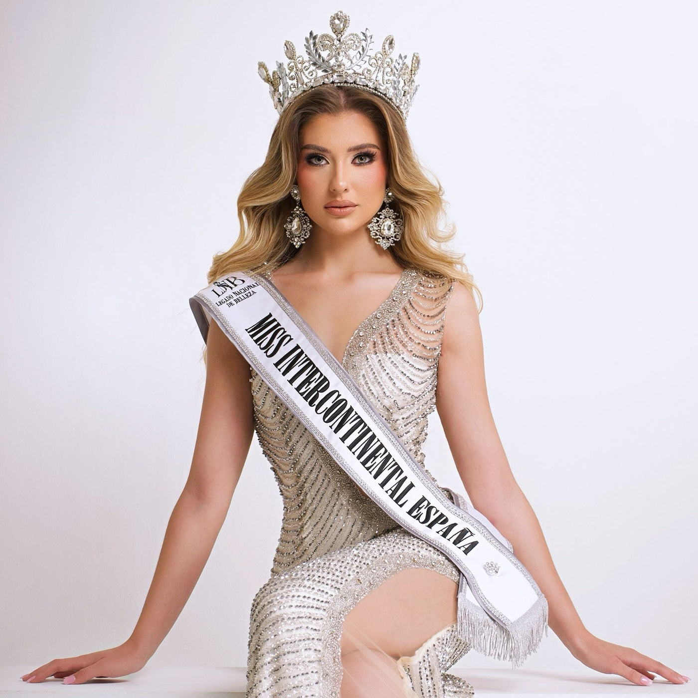 Sheila Vicente, Miss Intercontinental España, posando con su corona y representando a su país.