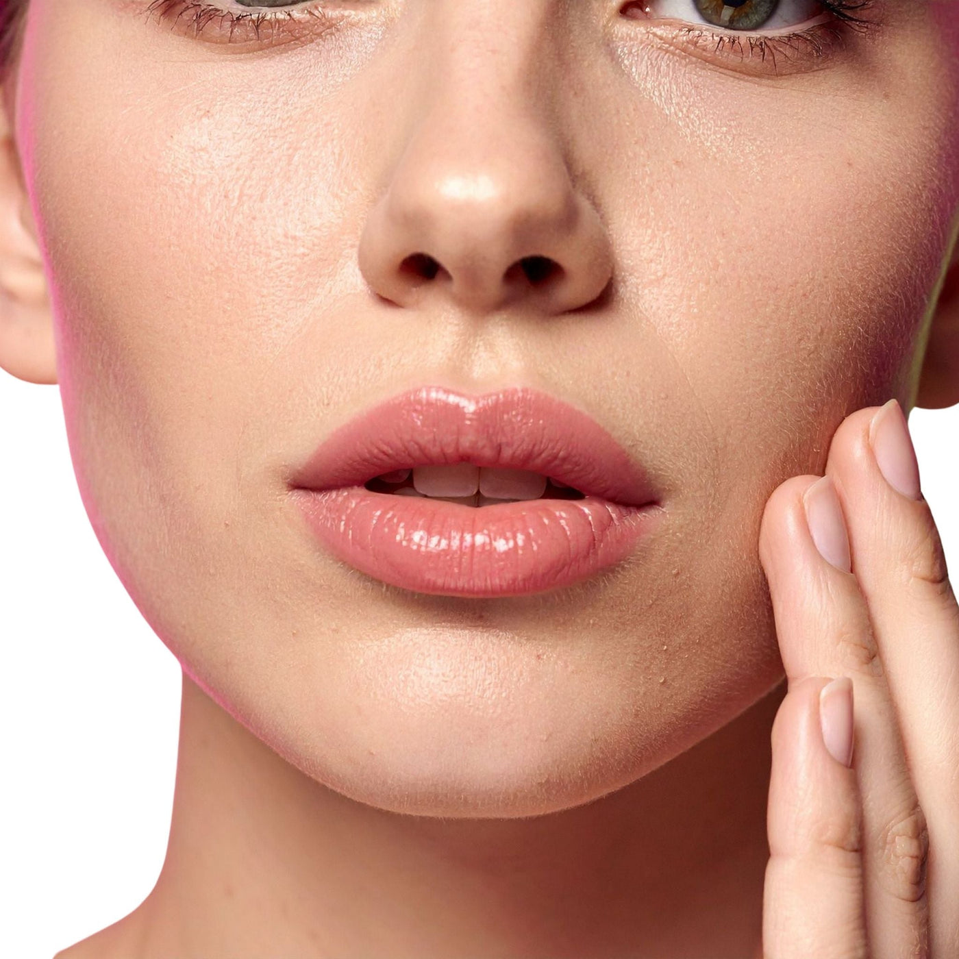 Skin purging en rostro de mujer, diferencia entre reacción normal y negativa, cuidado de la piel natural